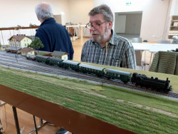 In Bierbaum nimmt der Frühpersonenzug einen Wagen mit Milchtanks auf