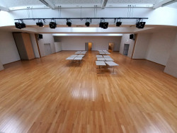 Aller Anfang ist ... leer. Einfach nur ein paar nackte Tische ...