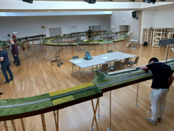 Nach dem Aufbau heißt es allüberall: Schienen putzen!