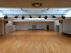 Wieder wartete eine (noch) leere Halle auf uns ...