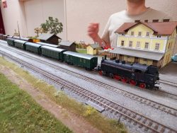 Der Personenzug in Richtung Windach ist in Bierbaum angekommen