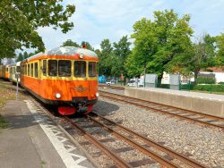 Der erste Zug des Tages - bestehend aus vier Triebwagen vom Typ YP in unterschiedlichen Lackierungen - fährt in Västervik ein und wird um zwei Triebwagen geschwächt für den zweiten Zug