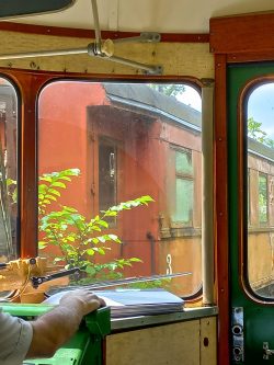 In einigen Unterwegsstationen stehen noch alte Fahrzeuge (in verschiedenen Erhaltungszuständen)