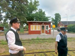 Zugführer (links) und Triebfahrzeugführer im Unterwegsbahnhof Tuna