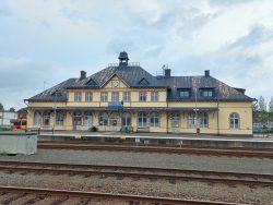 Das stattliche Empfangsgebäude von Hultsfred - der Ort, in dem Michel aus Lönneberga (Astrid Lindgren) ein "lustiges Leben" führte