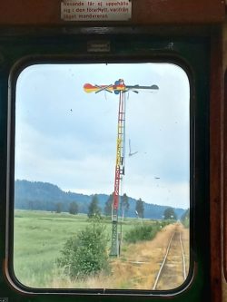 Ein altes Formsignal (Semaphor) - jedoch mit Kreuzen als ungültig gekennzeichnet - auf einer Unterwegsstation