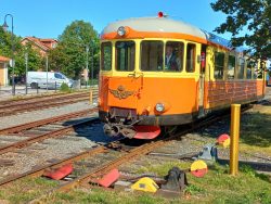 Nachdem unser Zug wieder in Västervik angekommen ist, wird er um einen YP-Triebwagen verstärkt - dieser kann an den Zug vorfahren, nachdem die Gleissperre für die Zufahrt aus dem BW von den Schienen abgelegt ist