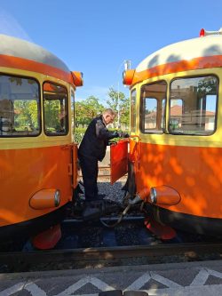 Der Übergang zwischen den beiden Triebwagen wird hergestellt