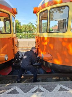 Herstellen der elektrischen Verbindung (speziell Mehrfachsteuerung der Triebwagen)