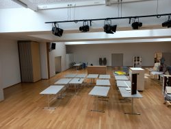 Und wieder gilt es, ein leere Halle - anfänglich standen dort nur 22 Tische, die die Gemeinde-Mitarbeiter für uns aufgebaut hatten - mit Modulen zu füllen ... am Donnerstag beginnt ein scheinbares Chaos