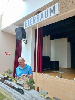 Konzentriert beginnt der Betrieb - speziell Bierbaum ist als Abzweigbahnhof immer eine Herausforderung (ok, diesmal war es auch St. Nikolai, weil durch ein kaputtes Netzteil anfangs weite Teile der Bahnhofssteuerung und damit der ganze Bahnhof ebenfalls nicht mehr funhktionierten)