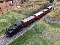 Die Schönauer Schleppbahn bringt schon in der Früh leere Wagen der FS vom Großmarkt zur Übergabe in Piestingau