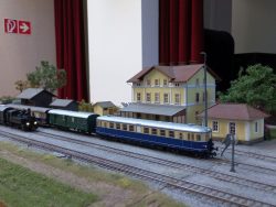 In Bierbaum überholt der Eiltriebwagen (mit zusätzlichem Bahnpostwagen) nach Unsmarkt morgens den Bezirksgüterzug