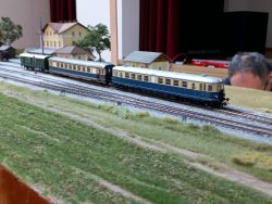 Der Eiltriebwagen fährt aus Bierbaum aus in Richtung Unsmarkt